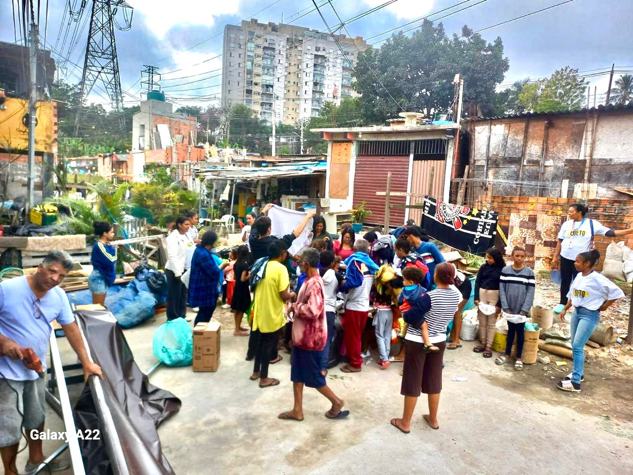 Atividade comunitária de distribuição de alimentos