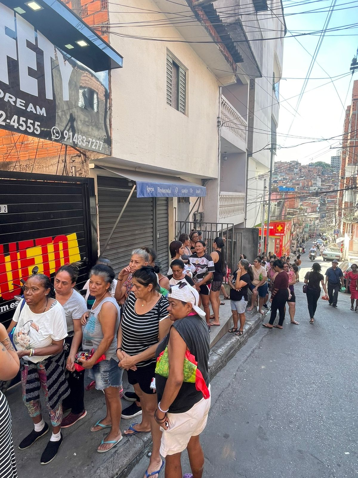 Distribuição organizada de cestas básicas na comunidade