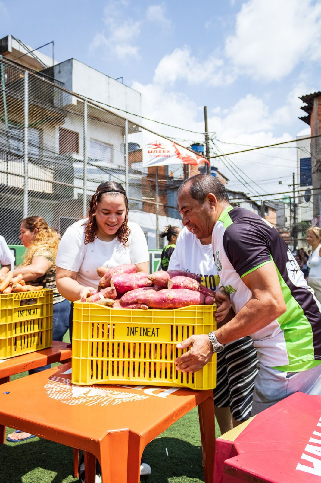 Voluntários organizando alimentos para distribuição